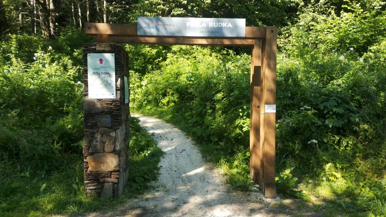 Entrance gate – Rudka singletrack with a car park and resting place