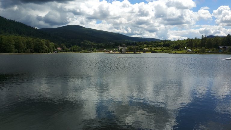 Parkoviště u vodní nádrže v obci Stara Morawa